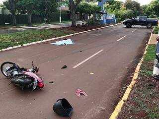 Moto caída no chão; caminhonete ficou no local do acidente e motorista foi embora a pé (Foto: Adilson Domingos)