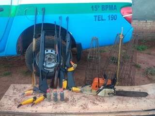 Armas e cabeças de tucanos foram encontrados em assentamento (Foto: PMA/Divulgação)
