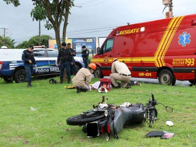 Ap&oacute;s persegui&ccedil;&atilde;o policial, suspeito de roubos bate moto em poste