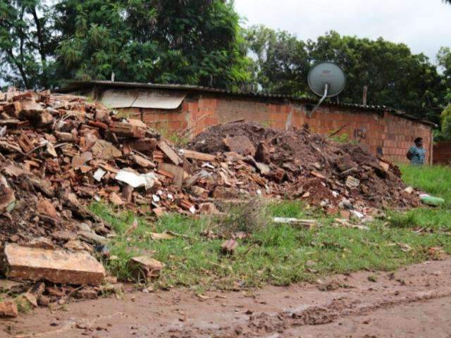 Onde &ldquo;chuva &eacute; tsunami&rdquo;, moradores fazem barragem para n&atilde;o perder tudo