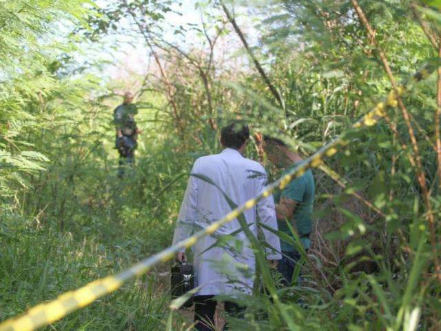 Homem encontrado morto em terreno foi assassinado no in&iacute;cio da tarde de sexta