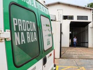 Procon notificou empresa estampadora de placa Mercosul em Campo Grande. (Foto: Henrique Kawaminami)