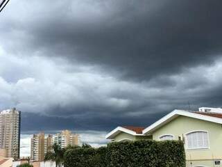 Céu escuro toma conta do céu de Campo Grande nesta tarde (Foto: Ângela Kempfer)