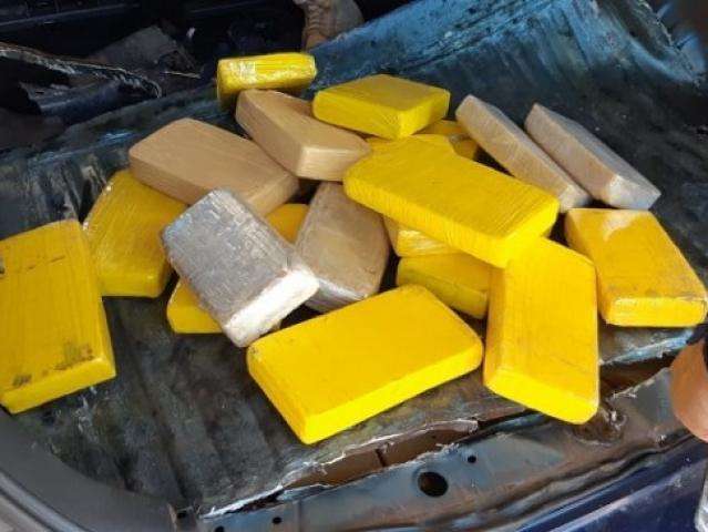Casal &eacute; preso com 71 quilos de coca&iacute;na e sementes de maconha na BR-262