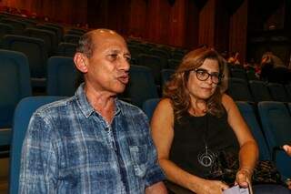 O casal Gilton Almeida, de 63 anos, e a Lilian Sanz, 55, são fãs da atriz. (Foto: Henrique Kawaminami)