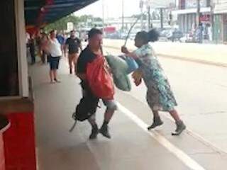 Mulher com pedaço de mangueira golpeando homem dentro do terminal Morenão (Foto: Reprodução)