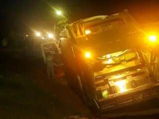 O caminhão de coleta ficou atolado na Rua Antônio Prado (Foto: Direto das Ruas)