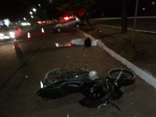 Motociclista morre ap&oacute;s perder controle da dire&ccedil;&atilde;o e ser lan&ccedil;ado em poste 