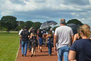 Amigos e família caminhando rumo ao último &quot;adeus&quot; a Lincão (Foto: Alana Portela)