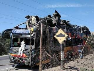 Ônibus ficou destruído após capotar e se chocar com minivans à beira da estrada (Foto: Divulgação)