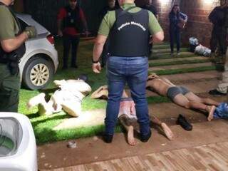 Policiais paraguaios cercam os três brasileiros presos nesta manhã em Capitán Bado (Foto: Capitán Bado.com)