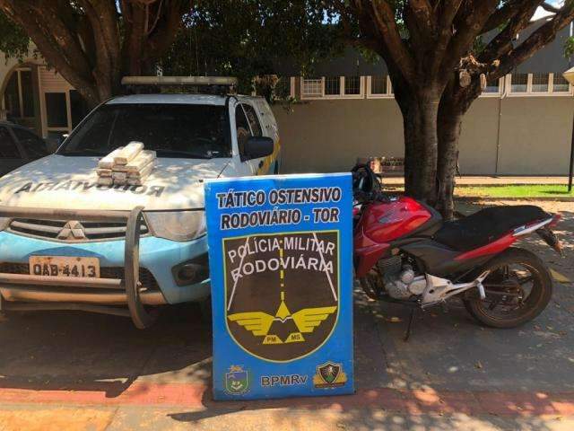 Traficante tenta se esconder em planta&ccedil;&atilde;o, mas &eacute; preso com tabletes de maconha