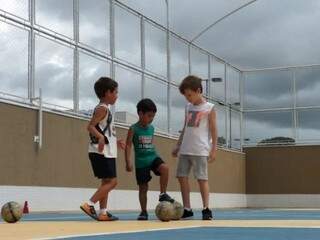 Crianças de 3 a 5 anos brincando com a bola. (Foto: Arquivo pessoal)