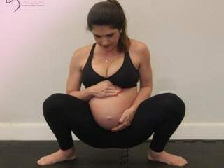 Posição de relaxamento para ajudar a gestante a se movimentar melhor na hora do parto (Foto: 9 meses - Treinando para o Parto)