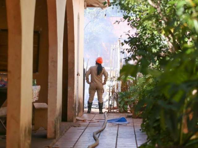 Inc&ecirc;ndio destr&oacute;i barrac&atilde;o de candombl&eacute; e casa de madeira