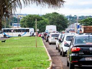 Trânsito lento na Avenida Gury Marques. (Foto: Henrique Kawaminami)