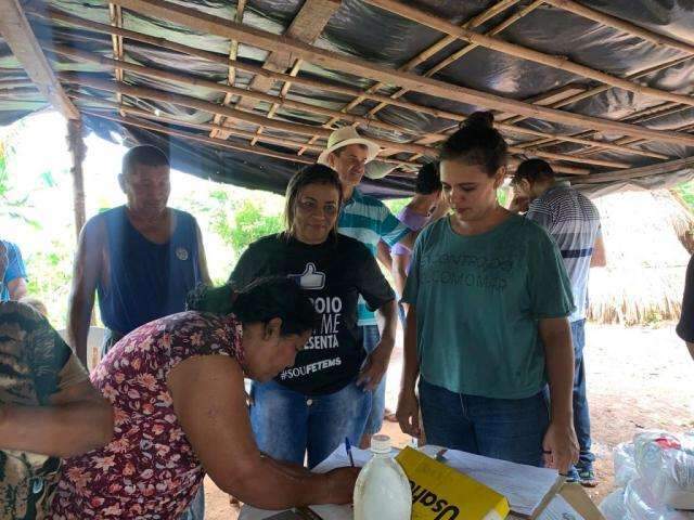 Debaixo de chuva, volunt&aacute;rios levam alimentos a comunidades ind&iacute;genas