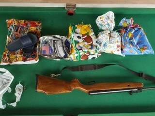 Arma de fogo e embrulhos foram encontrados na casa de idoso (Foto: Divulgação)