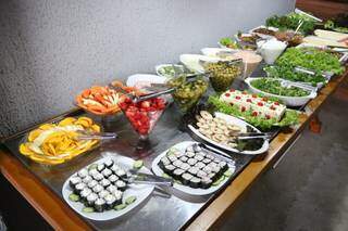 Ilha de saladas tem até sushi. (Foto: Henrique Kawaminami)