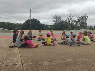 O grupo reunido com as aluninhas que querem aprender andar de skate (Foto: Arquivo pessoal)