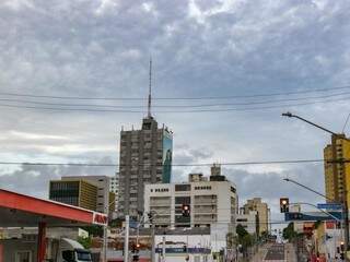 Rua 14 de Julho, no centro de Campo Grande, no início desta quinta-feira. (Foto: Henrique Kawaminami)