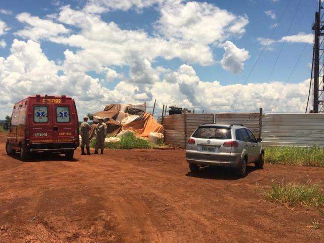 Bombeiros tentam entrar em &aacute;rea de confronto para apagar inc&ecirc;ndio