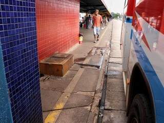 Pedestres precisam desviar de caixas de esgoto no Terminal Morenão. (Foto: Henrique Kawaminami)