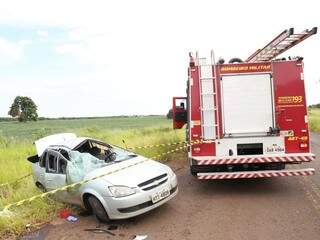 Veículo ficou completamente destruído após capotagem (Foto: Guilherme Correia)