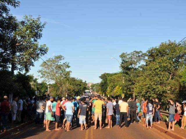 Manifestantes interditam rodovia na fronteira ap&oacute;s apreens&atilde;o de cigarros 