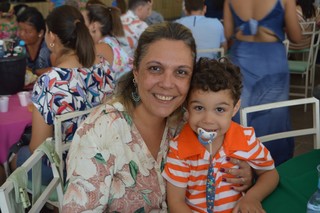 Vera Matos foi ao evento da feijoada com samba e levou o filho junto (Foto: Alana Portela)