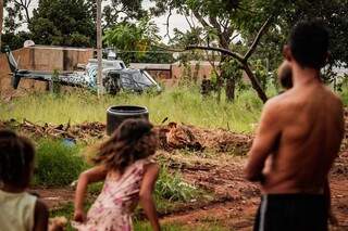 De pertinho, as crianças se encantaram pelo helicóptero (Foto: Marcos Maluf)
