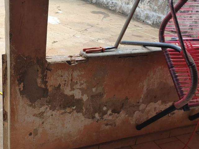 Adolescente de 12 anos que foi acorrentada pelo pai foge de abrigo 