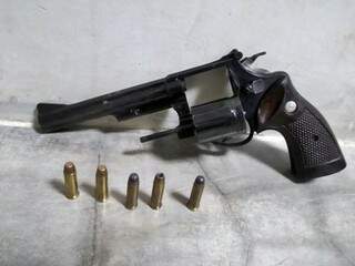 Revólver calibre .357 usado pelo suspeito. (Foto: Divulgação/PM) 