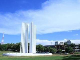 Monumento na entrada da UFMS em Campo Grande. (Foto: Divulgação) 