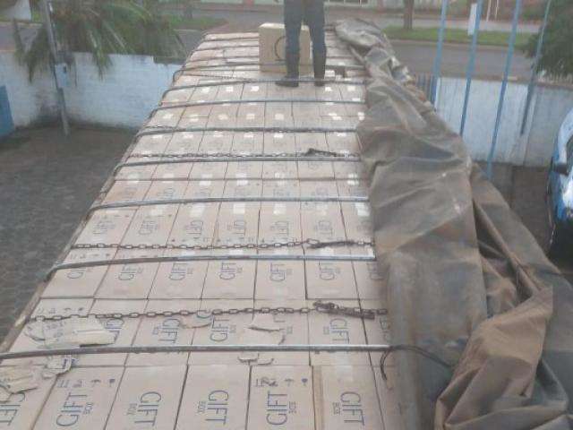 Motorista tenta fugir, mas &eacute; preso com 800 caixas de cigarros contrabandeados 