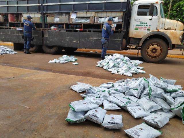 Em fila de armaz&eacute;m, pol&iacute;cia descobre quase 2 mil quilos de agrot&oacute;xico ilegal