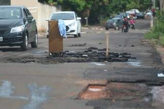 Estragos no asfalto da Rua Veridiana, no Estrela do Sul. (Foto: Marcos Maluf)