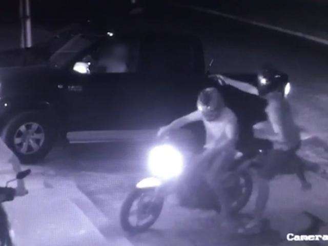 Dupla de moto rende empres&aacute;rio e leva Hilux em cidade dominada pelo crime