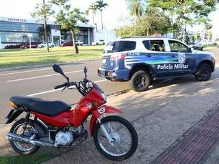 Motocicleta apreendida será levada para o Batalhão de Policiamento de Trânsito. (Foto: Paulo Francis)