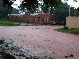 Avenida Zulmira Borba ficou alagada após chuva. (Foto: Reprodução/Vídeo)