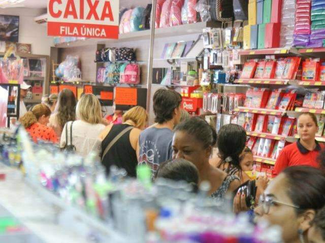 Variedade e pre&ccedil;o baixo s&atilde;o atrativos das papelarias para conquistar pais