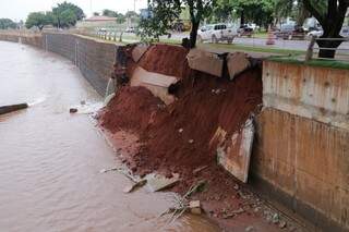 Placa de cerca de 25 metros caiu no Rio Anhnaduí. (Foto Kisie Ainoã)