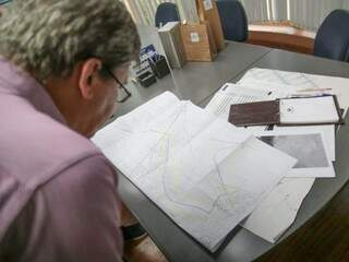 Secretário municipal de Infraestrutura, Rudi Fioresi analisando mapa com informações do trajeto por onde novo acesso deve passar (Foto: Marcos Maluf)