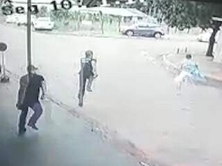 Preso (de azul) correndo por rua do Jardim Noroeste e sendo perseguido por dois policiais penais (Foto: Reprodução)