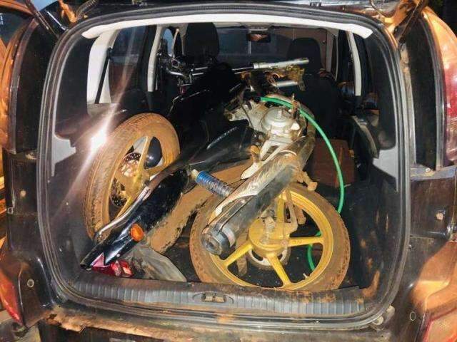 Adolescente &eacute; pego com carro furtado em GO e moto no porta-malas