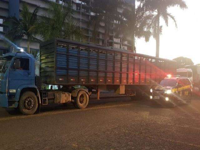 Motoristas s&atilde;o presos com meio milh&atilde;o de ma&ccedil;os de cigarros contrabandeados 
