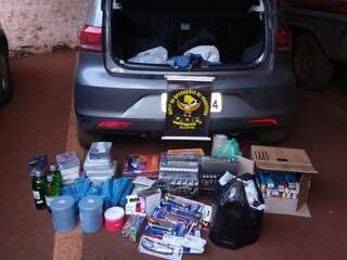 Pol&iacute;cia apreende 4 carros carregados de pneus e eletr&ocirc;nicos contrabandeados