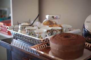 Aos sábados, clientes são recebidos com bolinho e chá. (Foto: Marcos Maluf)