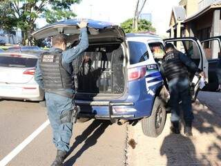 Homem foi preso por policiais da força tática. (Foto: Paulo Francis)