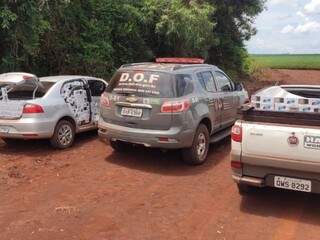 Dupla é presa após abandonar carros lotados de cigarro e fugir correndo por mata Dupla é presa após abandonar carros lotados de cigarro e fugir correndo por mata
